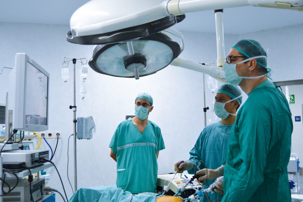 cirugía laparoscópica en quirófano